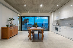 Ateliér LIPROJEKT s.r.o. zrealizoval rodinný dům obklopený zelení a výhledem do údolí.