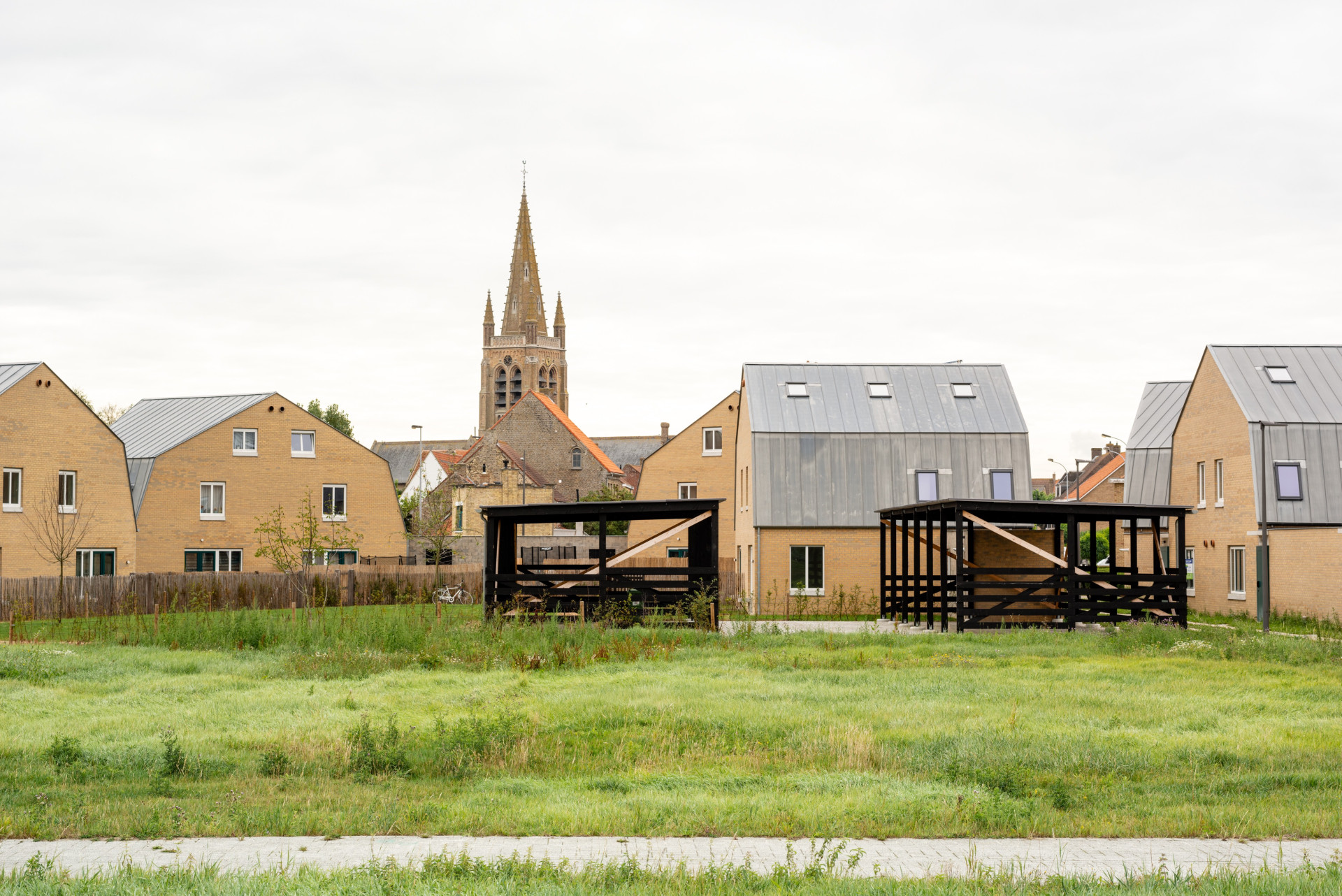 Schaerdeke Lo-Reninge, Architectenbureau Bart Dehaene - Střídáním dvoupodlažních „vil“ a jednopodlažních přístaveb vzniká zajímavý a proměnlivý uliční profil