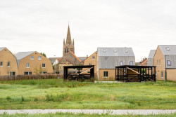 Schaerdeke Lo-Reninge, Architectenbureau Bart Dehaene - Střídáním dvoupodlažních „vil“ a jednopodlažních přístaveb vzniká zajímavý a proměnlivý uliční profil