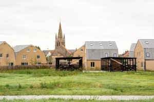 Schaerdeke Lo-Reninge, Architectenbureau Bart Dehaene - Střídáním dvoupodlažních „vil“ a jednopodlažních přístaveb vzniká zajímavý a proměnlivý uliční profil