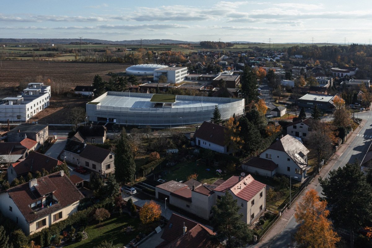 Parkovací dům od Zdeňka Fránka v Dolních Břežanech
