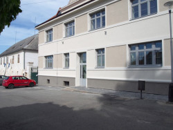 Rekonstrukce fasád Městského úřadu Odolena Voda, Grulich architekti.