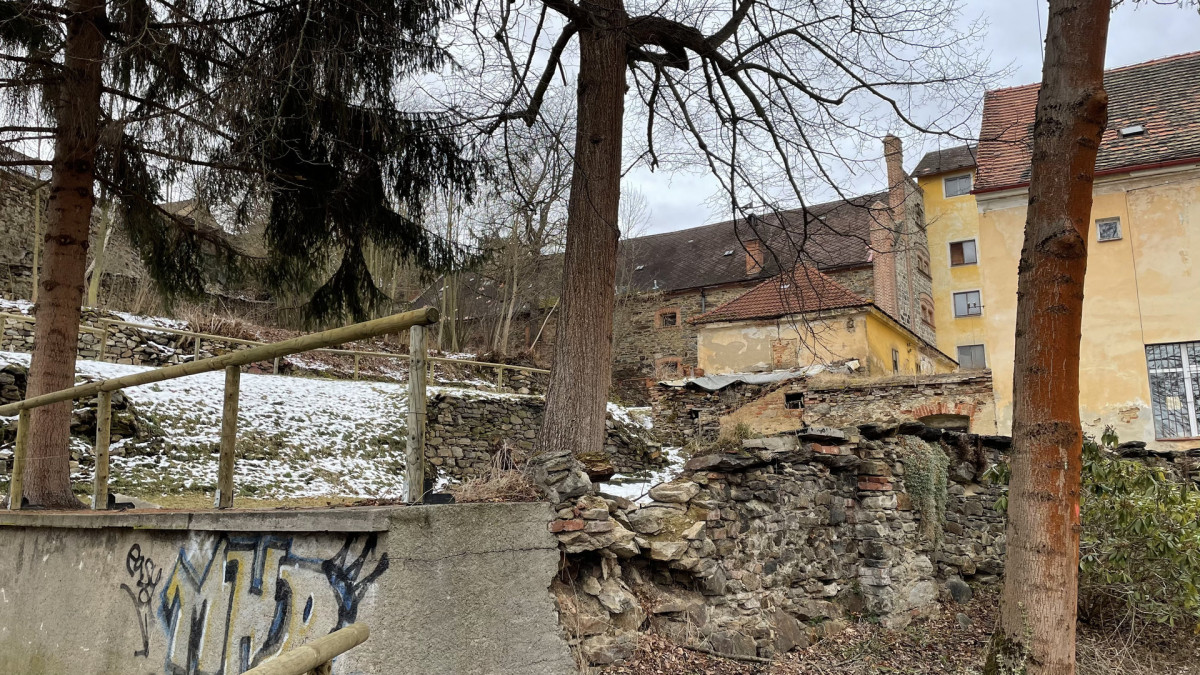Původní stav před revitalizací, březen 2021 (Pivovarské terasy; Steiner a Malíková krajinářští architekti, Roman Brychta Architekti)