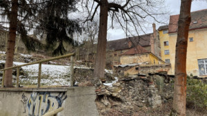 Původní stav před revitalizací, březen 2021 (Pivovarské terasy; Steiner a Malíková krajinářští architekti, Roman Brychta Architekti)