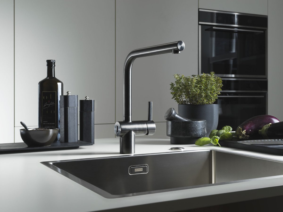 Kuchyňská baterie ATLAS NEO SENSOR v provedení celonerez černá s povrchovou úpravou PVD.