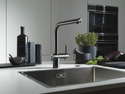 Kuchyňská baterie ATLAS NEO SENSOR v provedení celonerez černá s povrchovou úpravou PVD.