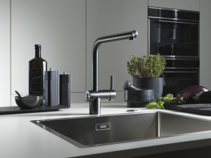 Kuchyňská baterie ATLAS NEO SENSOR v provedení celonerez černá s povrchovou úpravou PVD.