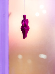 Soutěž o nejlepší výlohu vyhrála hravá instalace hory skořápek od designérek Adély Kadlčákové a Marie Sixtové.