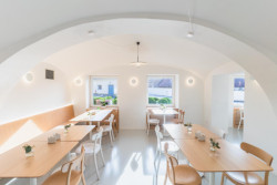 Důležitou součástí interiéru jsou různorodá svítidla, která formují ambientní osvětlení. (Interiér restaurace Blatenský dvůr, Dominik Cvrček)