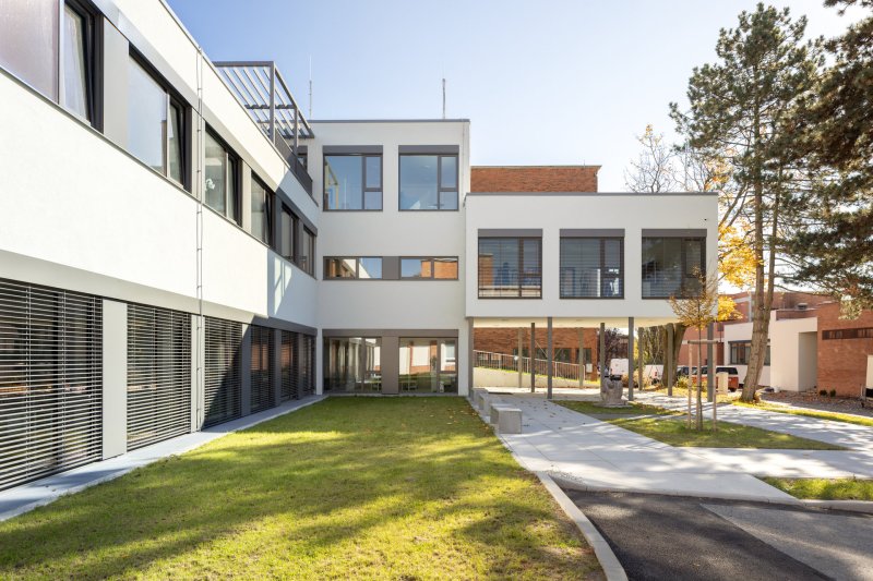 Třípodlažní objekt je složen z 36 modulů (ZŠ Jinotaj ve Zlíně)