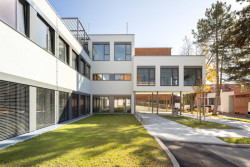 Třípodlažní objekt je složen z 36 modulů (ZŠ Jinotaj ve Zlíně)