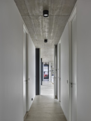 Pohled do chodby (Rodinný dům v Řepích, Stempel & Tesař architekti)