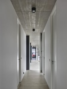 Pohled do chodby (Rodinný dům v Řepích, Stempel & Tesař architekti)