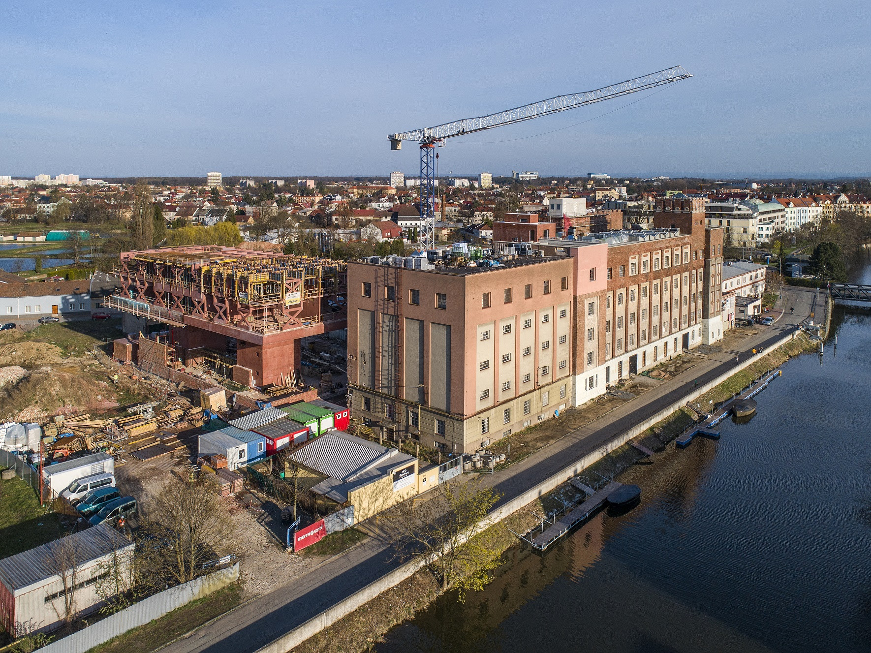 Budova Centrálních polytechnických dílen s Galerií města Pardubic v areálu Winternitzových automatických mlýnů v Pardubicích od ateliéru Šépka architekti