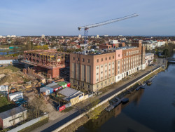 Budova Centrálních polytechnických dílen s Galerií města Pardubic v areálu Winternitzových automatických mlýnů v Pardubicích od ateliéru Šépka architekti