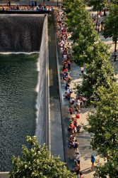 Každý ze dvou bazénů se nachází přesně v půdorysné stopě Dvojčat. Foto: Joe Woolhead