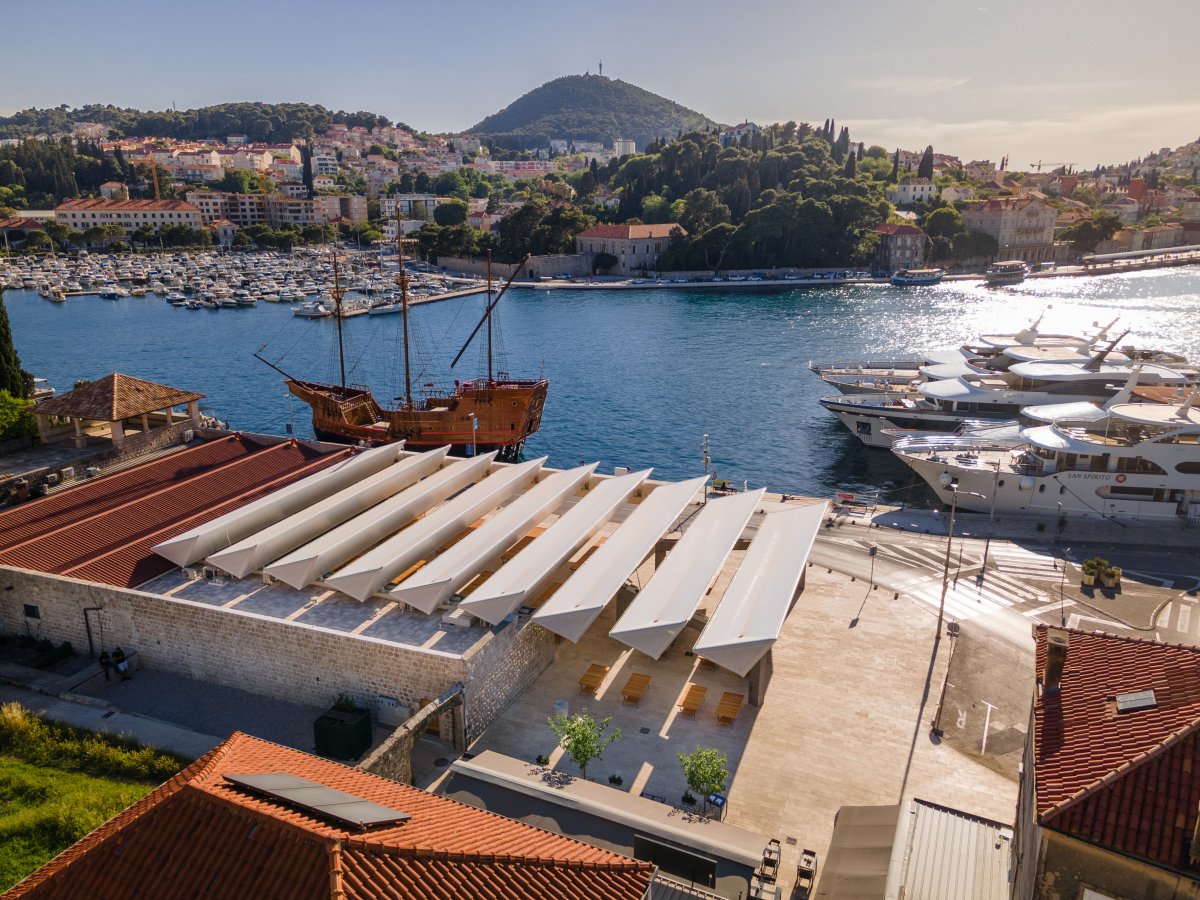 Tržiště v Gruži s otvírací střechou (Gruž Market v Dubrovníku, studio ARP / Peračić-Veljačić)