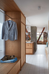 Vstupní chodba volně přechází do obývacího pokoje. Celý interiér je nyní přehlednější a prostornější. (Rekonstrukce podkrovního bytu, Matěj Šebek)