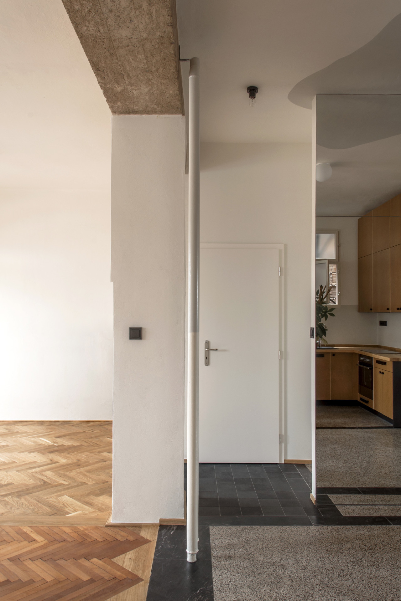 Nájemní byt v Hradci Králové, svobodová blaha: Příčky byly odstraněny a odhalily se tak stoupačky, které ale ničemu nepřekáží