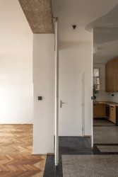 Nájemní byt v Hradci Králové, svobodová blaha: Příčky byly odstraněny a odhalily se tak stoupačky, které ale ničemu nepřekáží