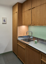 Zásadní změnu v kuchyni přinesla redukce kuchyňské linky. (Rekonstrukce bytu ve Vršovicích, Amulet architekti)