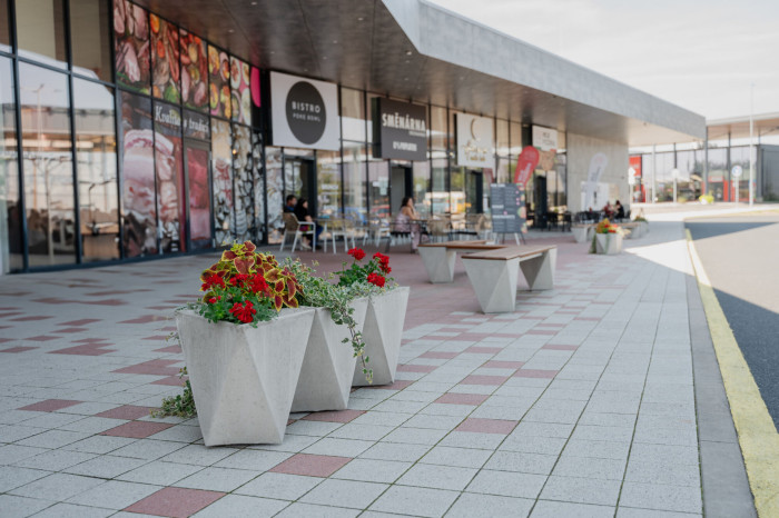Betonové základny lavičky Spirit je možné využít i jako květináč.