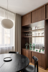 Marienhof byl od počátku navržený jako bydlení s dostatkem světla – a tento princip zůstává v bytě patrný i dnes. (Byt Mariánska v Bratislavě, NOIZ architekti)