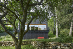 Chatu Kostka navrhlo 0,5 Studio a stojí blízko Humpolce. "Investoři měli starou chatu, která už dosluhovala a která měla kamenou základnu," říká architekt Vít Svoboda. Na tuto základnu navrhli dřevostavbu, kterou pak postavili na klíč ve spolupráci s firmou Chytrý dům.