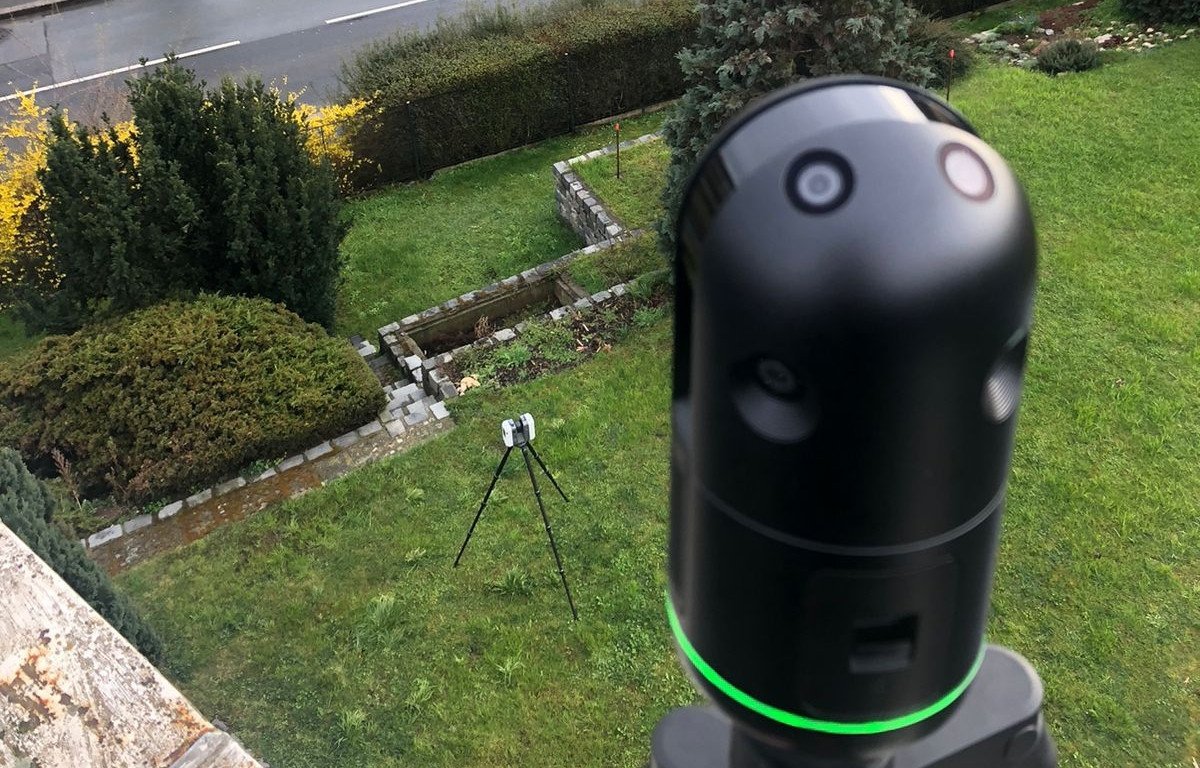 Leica BLK360 je malý kompaktní terestrický skener s dosahem 45 metrů zaujme především svojí rychlostí skenování. Jedno stanovisko na maximální hustotu včetně pořízení HDR snímku dokáže naskenovat v čase 1 minuta 37 sekund. 
