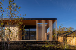 Rodinný dům v obci Borinka na Slovensku, ateliér Kubis Architekti: Stopu stavby v zpravidelňuje pobytová terasa