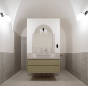 Jsou zde pohodlné apartmány se základním vybavením – hlavně kuchyněmi a koupelnami. (Rekonstrukce Malého Buquoyského Paláce v Praze, Tereza Scheibová)