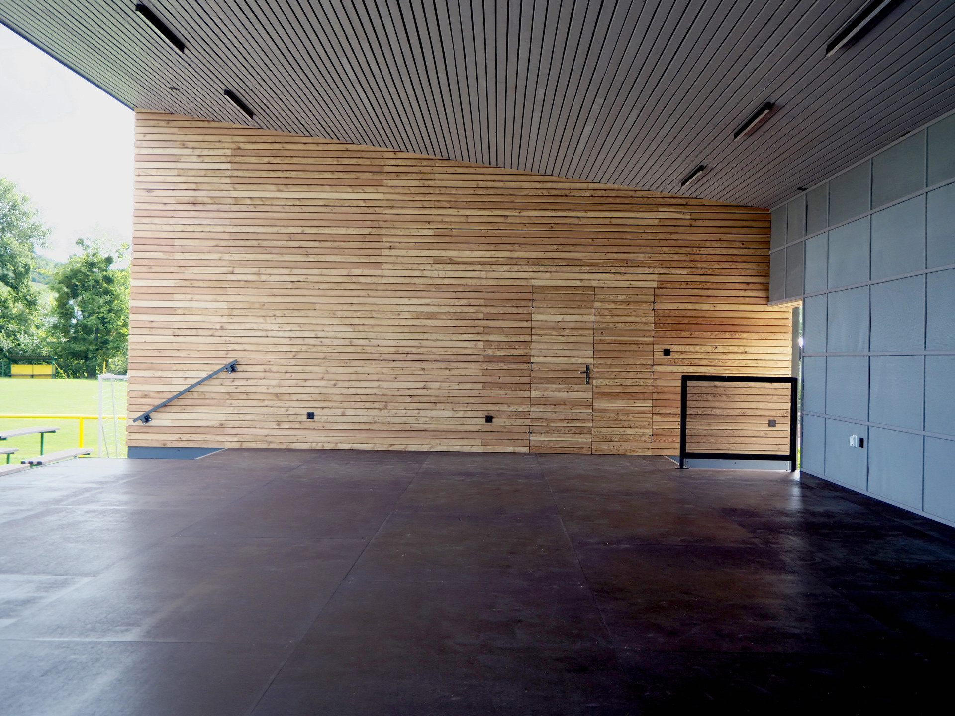 Architekti ze studia Liprojekt doplnili sportovní areál v obci Vidče o bufet s posezením a kryté pódium