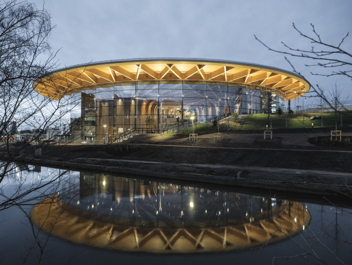 Hlavními hosty Salonu budou letos architekti ze studia Henning Larsen. Zde jejich budova World of Volvo