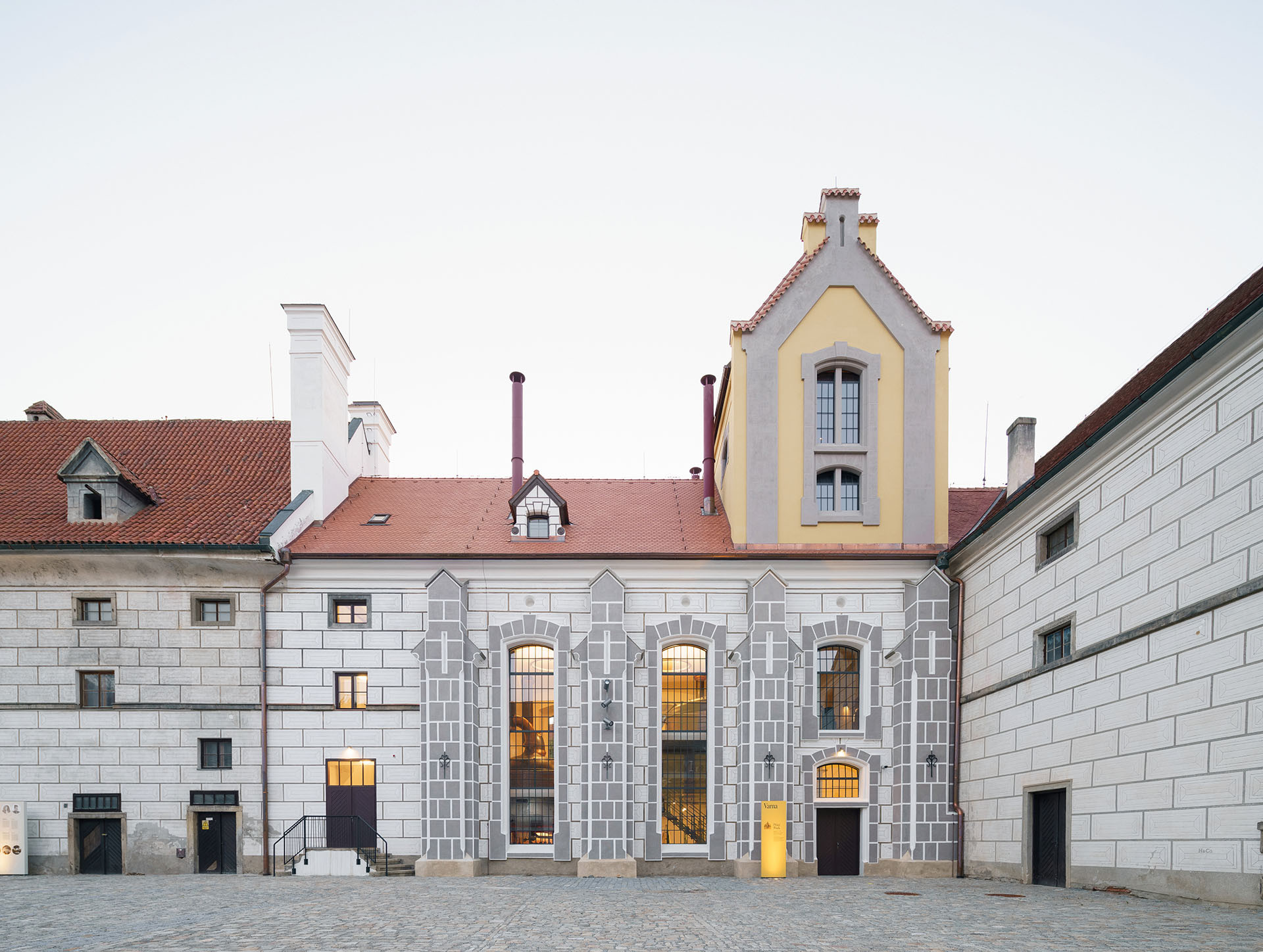 Centrum Port 1560 v bývalém panském pivovaru v Českém Krumlově od Domy Architects (Port 1560, Domy Architects)