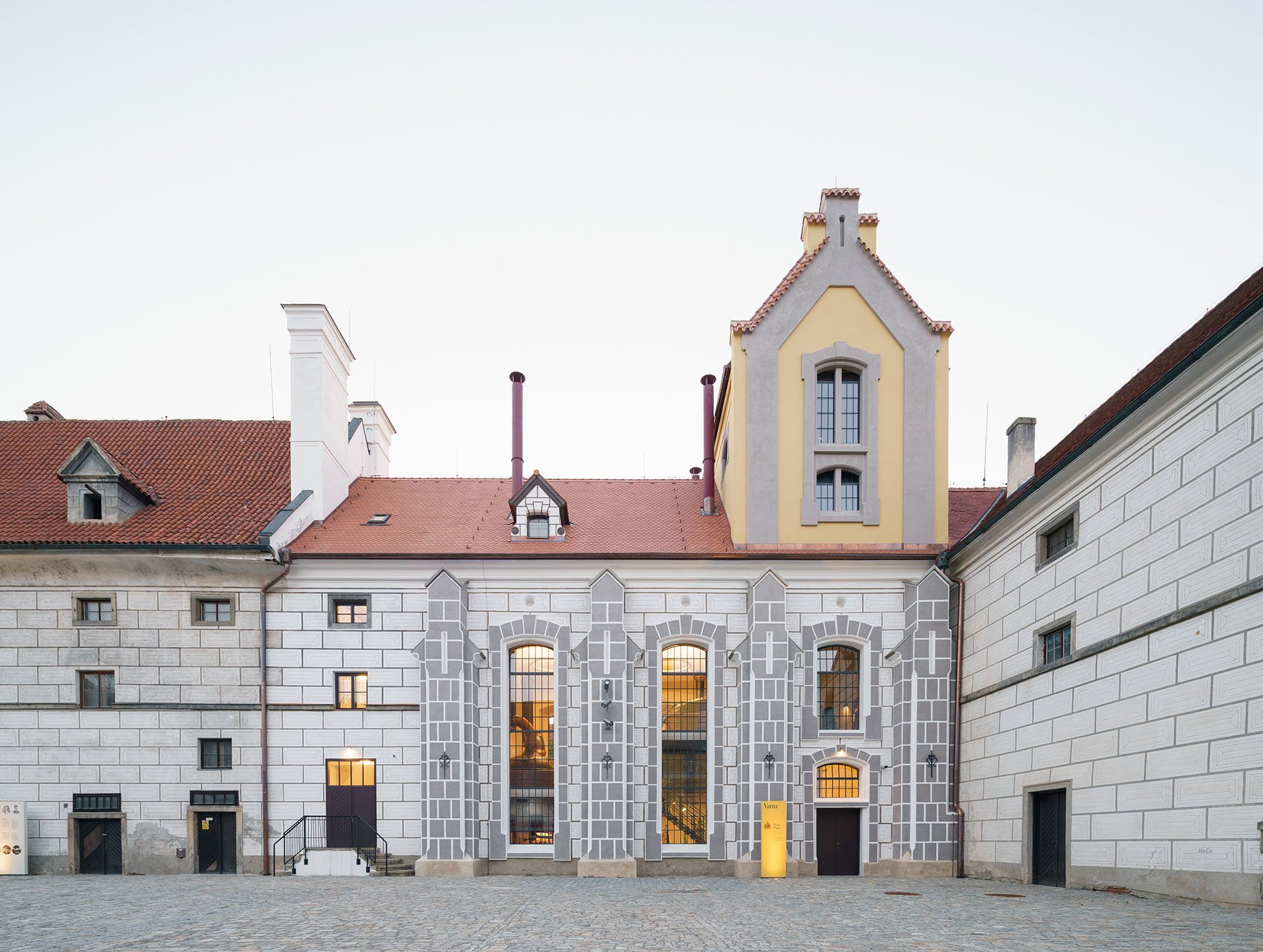 Centrum Port 1560 v bývalém panském pivovaru v Českém Krumlově od Domy Architects (Port 1560, Domy Architects)
