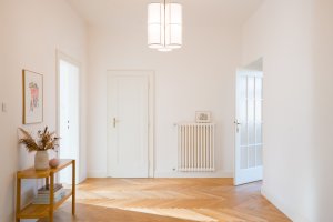 Velkorysá chodba je spíše spojujícím prvkem celého bytu než komunikačním prostorem. (rekonstrukce prvorepublikového bytu v Bubenči, Studio COSMO)