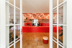 Co se týká navrhování, gastro provozy jsou pro mě zábavnější, protože můžou být daleko barevnější, výraznější a extravagantnější než v soukromých interiérech, říká architektka. (Vila 63, edit!)