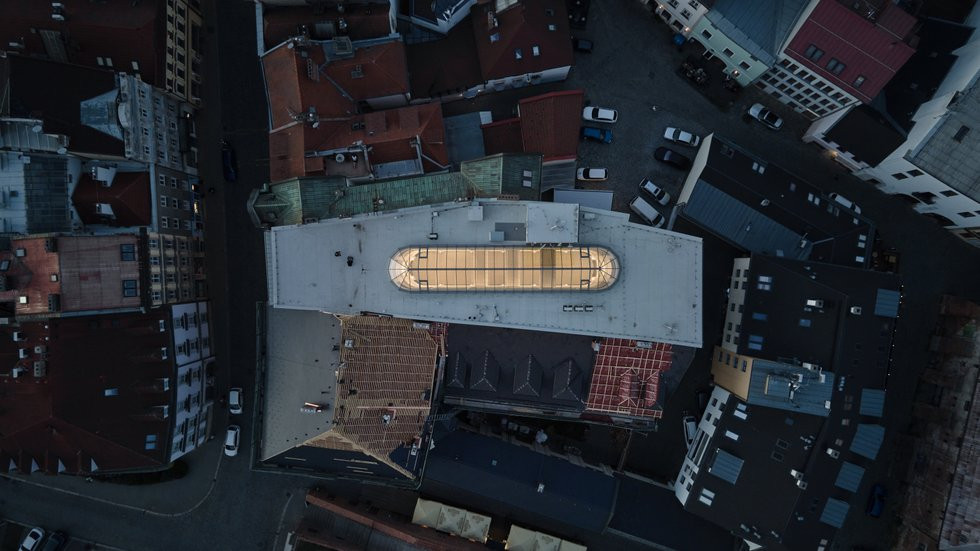 Nové sídlo Českého rozhlasu Olomouc vzniklo konverzí bývalého domu nábytku. Architekti se zaměřili na obnovu řady původních prvků a zachování centrálního atria s horním osvětlením. (Konverze obchodního domu na budovu Českého rozhlasu, Atelier38, 2022)