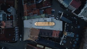 Nové sídlo Českého rozhlasu Olomouc vzniklo konverzí bývalého domu nábytku. Architekti se zaměřili na obnovu řady původních prvků a zachování centrálního atria s horním osvětlením. (Konverze obchodního domu na budovu Českého rozhlasu, Atelier38, 2022)
