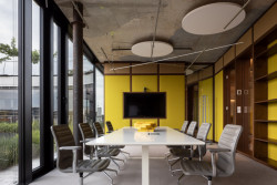 Interiér osmého podlaží Drnu od Studio acht a Vos Interieur