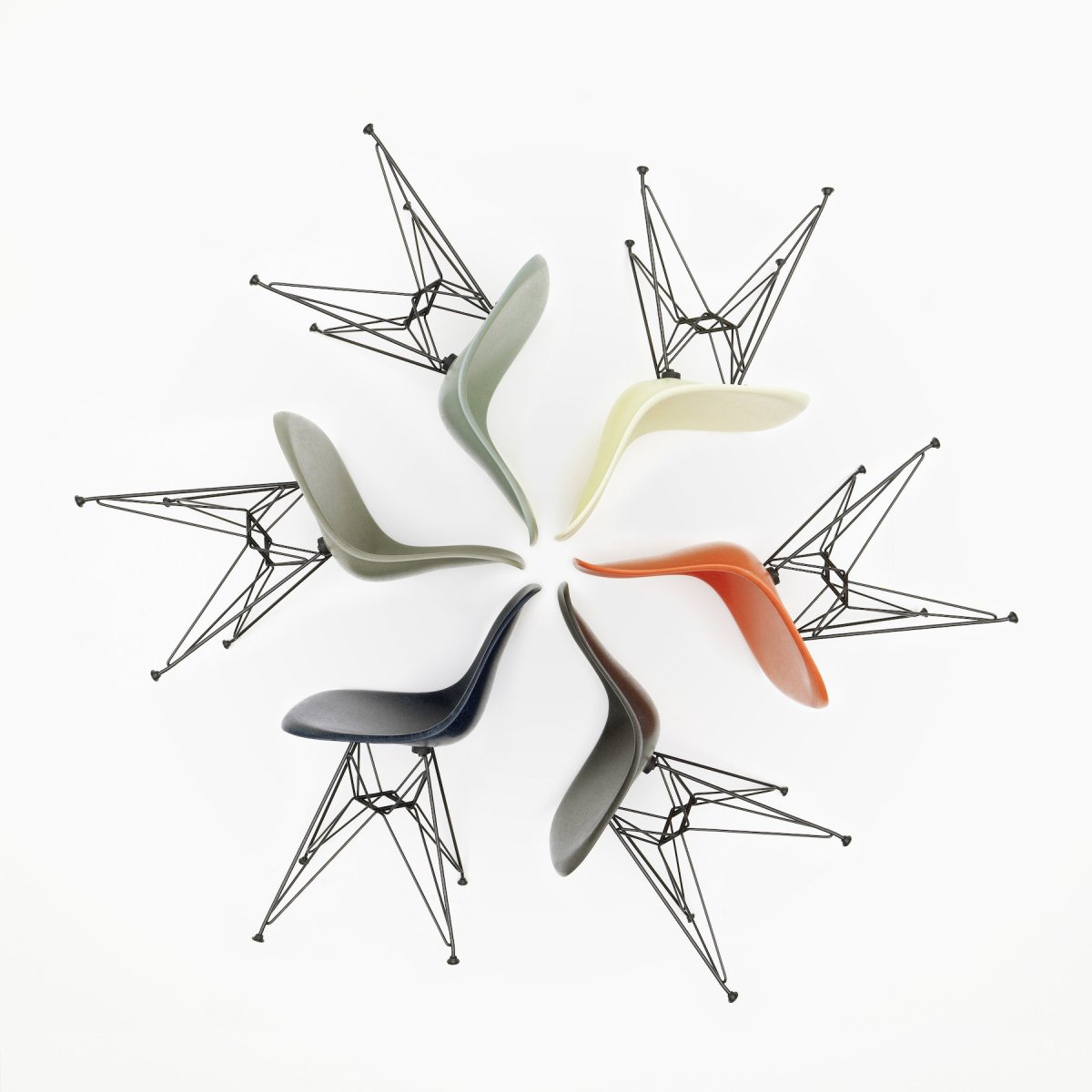Židle Eames fiberglass.