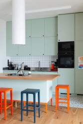 Vše je přizpůsobeno dětem - kuchyňská deska je udělaná tak, aby mohly pomáhat. (Interiér domu v Lysolajích, Amulet architekti)