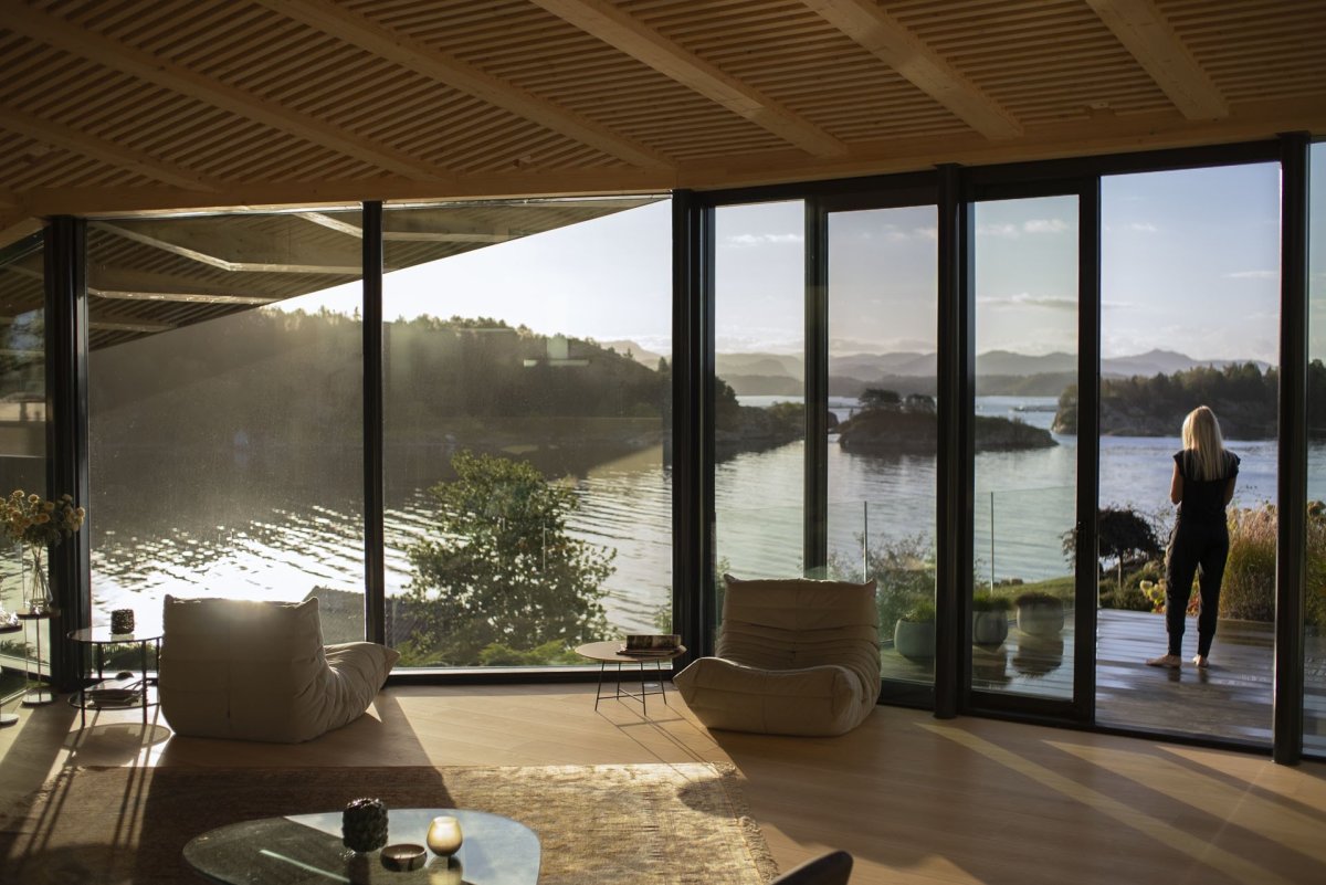 Na ostrově Finnøy vyrostl dům s výhledy na oceán. Navrhla ho architektonická kancelář Helen & Hard.