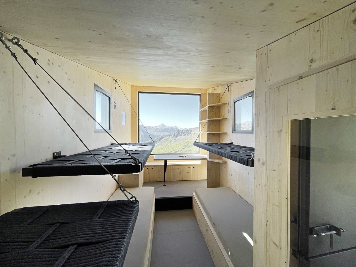 Tým mladých architektů Skye Sturm realizoval minimalistický bivak v italských Alpách