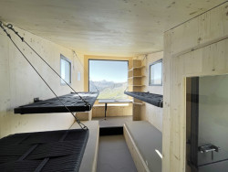 Tým mladých architektů Skye Sturm realizoval minimalistický bivak v italských Alpách