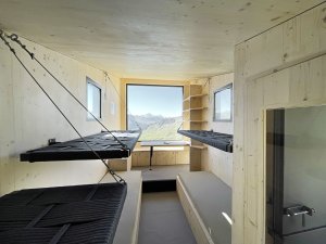 Tým mladých architektů Skye Sturm realizoval minimalistický bivak v italských Alpách