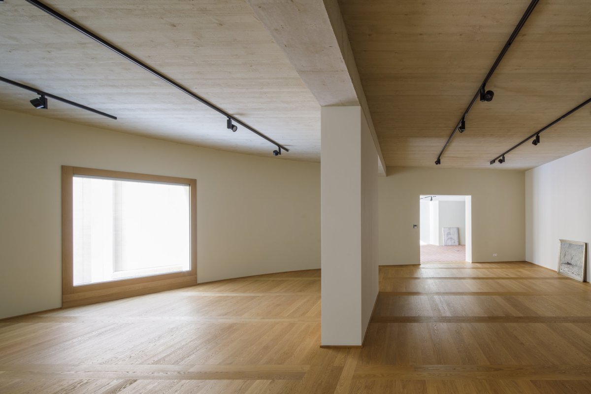 Pohled do interiéru galerie (Bytový dům na Malé Straně; architektonický ateliér Ladislava Lábuse)