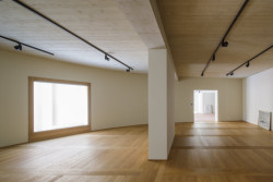 Pohled do interiéru galerie (Bytový dům na Malé Straně; architektonický ateliér Ladislava Lábuse)