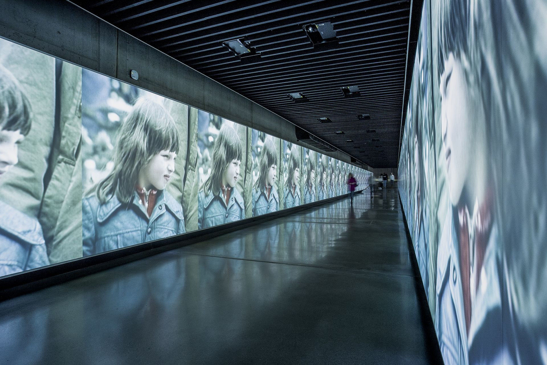 Spojovací chodba mezi starou a novou budovou Národního muzea s projekcí Momenty dějin od studia KOLMO.eu, realizace 2019