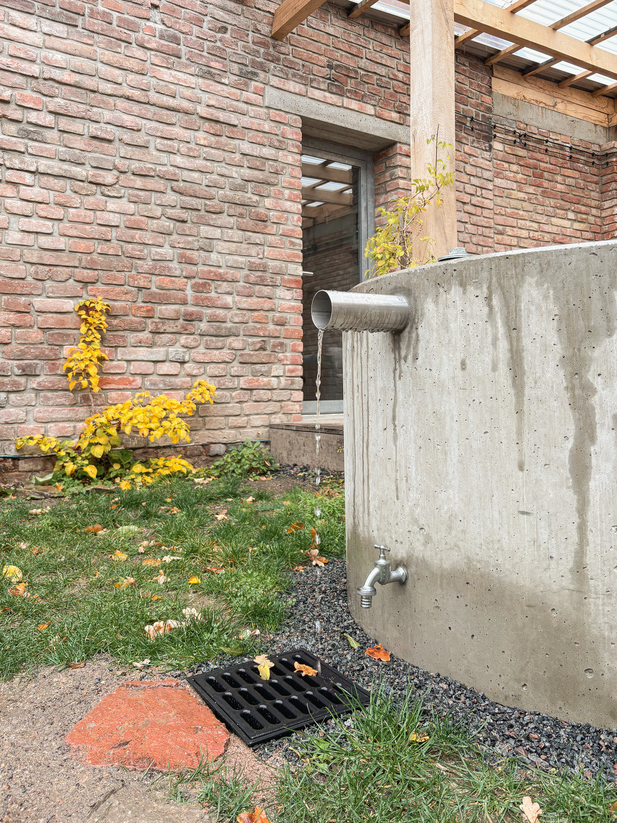 Dříve využívaný chlívek teď funguje jako technické zázemí sousedícího rodinného domu a zároveň malé wellness. (Terasa a zázemí ve stodole; tamti_architekti)